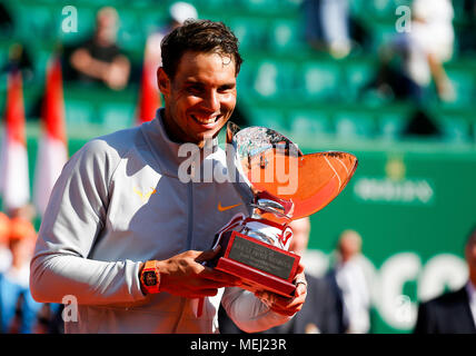 Roquebrune Cap Martin. 23 Apr, 2018. Rafael Nadal aus Spanien stellt seine Trophäe während der Preisverleihung nach dem Finale gegen Kei Nishikori Japans in die 2018 Monte-Carlo Meister in Roquebrune-Cap-Martin, Frankreich Am 22. April 2018. Rafael Nadal behauptete den Titel durch das Besiegen von Kei Nishikori mit 2-0. Credit: Nicolas Marie/Xinhua/Alamy leben Nachrichten Stockfoto