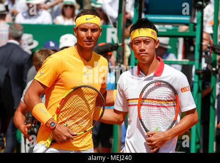 Roquebrune Cap Martin. 23 Apr, 2018. Rafael Nadal (L) von Spanien und Kei Nishikori von Japan posieren für Fotos nach dem Finale der 2018 Monte-Carlo Meister in Roquebrune-Cap-Martin, Frankreich Am 22. April 2018. Rafael Nadal behauptete den Titel durch das Besiegen von Kei Nishikori mit 2-0. Credit: Nicolas Marie/Xinhua/Alamy leben Nachrichten Stockfoto