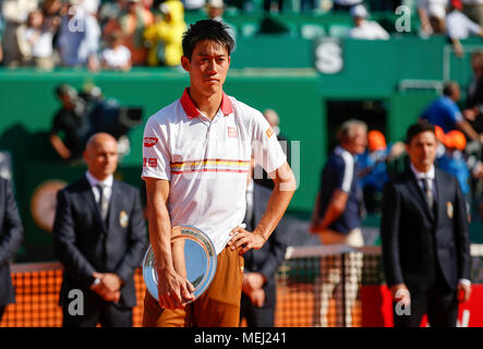 Roquebrune Cap Martin. 23 Apr, 2018. Kei Nishikori von Japan reagiert während der Preisverleihung nach dem Final gegen Rafael Nadal aus Spanien von 2018 Monte-Carlo Meister in Roquebrune-Cap-Martin, Frankreich Am 22. April 2018. Rafael Nadal behauptete den Titel durch das Besiegen von Kei Nishikori mit 2-0. Credit: Nicolas Marie/Xinhua/Alamy leben Nachrichten Stockfoto