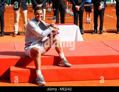 Roquebrune Cap Martin. 23 Apr, 2018. Rafael Nadal aus Spanien stellt seine Trophäe während der Preisverleihung nach dem Finale gegen Kei Nishikori Japans in die 2018 Monte-Carlo Meister in Roquebrune-Cap-Martin, Frankreich Am 22. April 2018. Rafael Nadal behauptete den Titel durch das Besiegen von Kei Nishikori mit 2-0. Credit: Nicolas Marie/Xinhua/Alamy leben Nachrichten Stockfoto