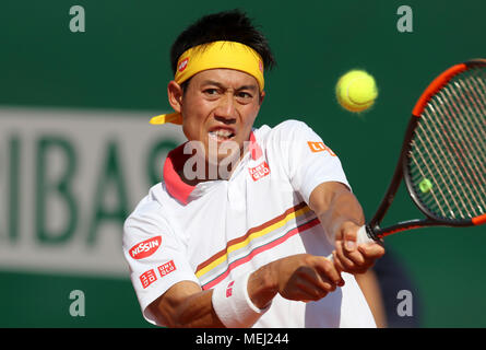 Roquebrune Cap Martin. 23 Apr, 2018. Kei Nishikori von Japan gibt den Ball zu Rafael Nadal aus Spanien im Finale der 2018 Monte-Carlo Meister in Roquebrune-Cap-Martin, Frankreich Am 22. April 2018. Rafael Nadal behauptete den Titel durch das Besiegen von Kei Nishikori mit 2-0. Credit: Nicolas Marie/Xinhua/Alamy leben Nachrichten Stockfoto