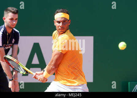 Roquebrune Cap Martin. 23 Apr, 2018. Rafael Nadal aus Spanien zurück, um die Kugel zu Kei Nishikori von Japan während der Endrunde der 2018 Monte-Carlo Meister in Roquebrune-Cap-Martin, Frankreich Am 22. April 2018. Rafael Nadal behauptete den Titel durch das Besiegen von Kei Nishikori mit 2-0. Credit: Nicolas Marie/Xinhua/Alamy leben Nachrichten Stockfoto