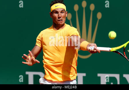 Roquebrune Cap Martin. 23 Apr, 2018. Rafael Nadal aus Spanien zurück, um die Kugel zu Kei Nishikori von Japan während der Endrunde der 2018 Monte-Carlo Meister in Roquebrune-Cap-Martin, Frankreich Am 22. April 2018. Rafael Nadal behauptete den Titel durch das Besiegen von Kei Nishikori mit 2-0. Credit: Nicolas Marie/Xinhua/Alamy leben Nachrichten Stockfoto