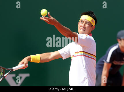 Roquebrune Cap Martin. 23 Apr, 2018. Kei Nishikori von Japan dient während der Endrunde gegen Rafael Nadal aus Spanien im Jahr 2018 Monte-Carlo Meister in Roquebrune-Cap-Martin, Frankreich Am 22. April 2018. Rafael Nadal behauptete den Titel durch das Besiegen von Kei Nishikori mit 2-0. Credit: Nicolas Marie/Xinhua/Alamy leben Nachrichten Stockfoto