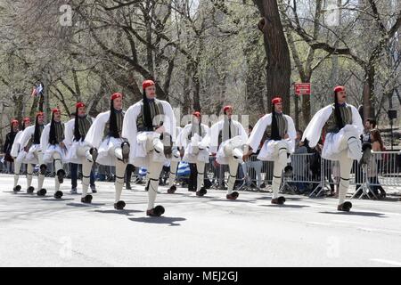 Fifth Avenue, New York, USA, 22. April, 2018 - Tausende von Menschen in traditionellen griechischen Kostümen und Würdenträger nahmen an den 2018 Griechische Independence Day Parade heute in New York City. Foto: Luiz Rampelotto/EuropaNewswire | Verwendung weltweit Stockfoto