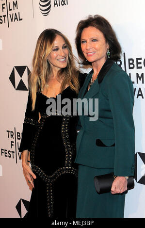 NEW YORK, NY - 19. April: Schauspieler Sarah Jessica Parker und Jacqueline Bisset ein Screening der "Blauen Nacht" während des Tribeca Film Festival 2018 in der SVA Theater besuchen am 19. April 2018 in New York City. Stockfoto