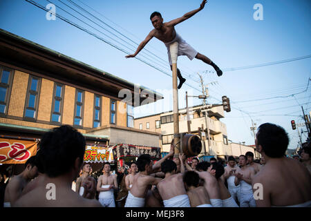 HIDA, Japan - 19. April: Männer in Loincloths führt ein Ritual für Glück für den Bewohnern während der Furukawa Festival in Hida Stadt, Präfektur Gifu, Japan am 19. April 2018. Die Furukawa Festival als UNESCO immateriellen Kulturerbes Japan registriert und feierte jeden April 19. und 20. Für die Sicherheit zu beten und den Frühling willkommen. (Foto: Richard Atrero de Guzman/LBA) Stockfoto