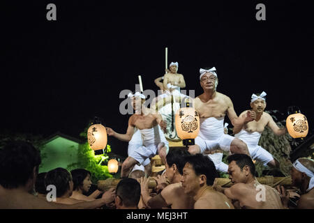 HIDA, Japan - 19. April: Hunderte von Männern in Loincloths während Okoshi Daiko, mitreißende Parade in Hida Stadt, Präfektur Gifu, Japan am 19 April, 2018 drum. Die Furukawa Festival als UNESCO immateriellen Kulturerbes Japan registriert und feierte jeden April 19. und 20. Für die Sicherheit zu beten und den Frühling willkommen. (Foto: Richard Atrero de Guzman/LBA) Stockfoto