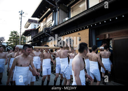 HIDA, Japan - 19. April: Männer in Loincloths führt ein Ritual für Glück für den Bewohnern während der Furukawa Festival in Hida Stadt, Präfektur Gifu, Japan am 19. April 2018. Die Furukawa Festival als UNESCO immateriellen Kulturerbes Japan registriert und feierte jeden April 19. und 20. Für die Sicherheit zu beten und den Frühling willkommen. (Foto: Richard Atrero de Guzman/LBA) Stockfoto