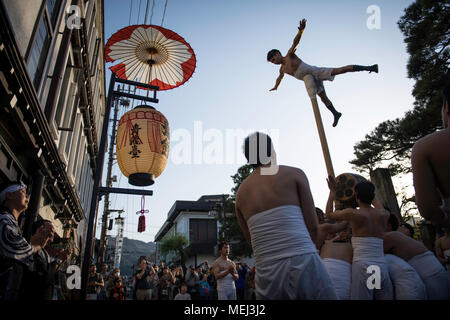 HIDA, Japan - 19. April: Männer in Loincloths führt ein Ritual für Glück für den Bewohnern während der Furukawa Festival in Hida Stadt, Präfektur Gifu, Japan am 19. April 2018. Die Furukawa Festival als UNESCO immateriellen Kulturerbes Japan registriert und feierte jeden April 19. und 20. Für die Sicherheit zu beten und den Frühling willkommen. (Foto: Richard Atrero de Guzman/LBA) Stockfoto