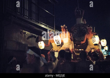 HIDA, Japan - 19. April: Hunderte von Männern in Loincloths während Okoshi Daiko, mitreißende Parade in Hida Stadt, Präfektur Gifu, Japan am 19 April, 2018 drum. Die Furukawa Festival als UNESCO immateriellen Kulturerbes Japan registriert und feierte jeden April 19. und 20. Für die Sicherheit zu beten und den Frühling willkommen. (Foto: Richard Atrero de Guzman/LBA) Stockfoto