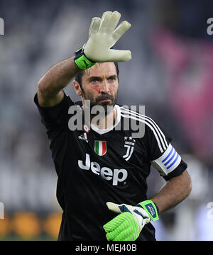 Turin, Italien. 22 Apr, 2018. Juventus' Torwart Gianluigi Buffon reagiert während der Serie ein Fußballspiel zwischen Juventus Turin und Neapel in Turin, Italien, am 22. April 2018. Napoli gewann 1:0. Credit: Alberto Lingria/Xinhua/Alamy leben Nachrichten Stockfoto