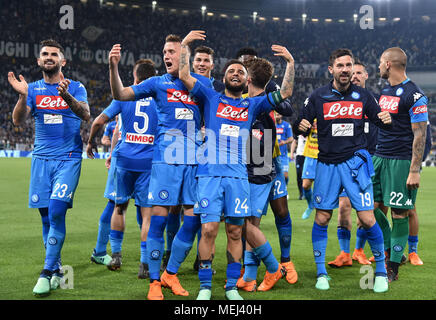 Turin, Italien. 22 Apr, 2018. Napoli's Spieler feiern nach dem Gewinn der Serie ein Fußballspiel zwischen Juventus Turin und Neapel in Turin, Italien, am 22. April 2018. Napoli gewann 1:0. Credit: Alberto Lingria/Xinhua/Alamy leben Nachrichten Stockfoto