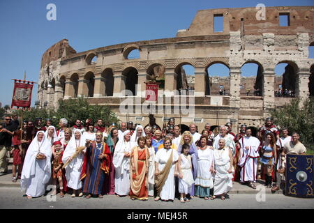 Rom, Italien. 22 Apr, 2018. 2771 Geburtstag - Geburt von Rom feiern durch das Kolosseum, Rom, Italien, am 22. April, 2018 Quelle: Gari Wyn Williams/Alamy leben Nachrichten Stockfoto