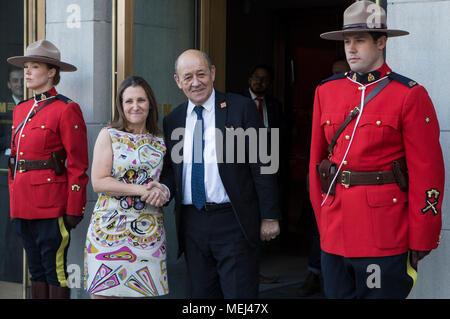 Toronto, Kanada. 22 Apr, 2018. Kanadische Außenminister Chrystia Freeland (2. L) begrüßt der französische Außenminister Jean-Yves Le Drian (2. R) vor dem Treffen in Toronto, Kanada, 22. April 2018. Der Außenminister der Gruppe der Sieben (G7) industrialisierten Nationen begannen ihre zweitägige Treffen hier am Sonntag. Credit: Zou Zheng/Xinhua/Alamy leben Nachrichten Stockfoto