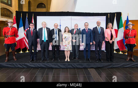 (180423) - TORONTO, April 23, 2018 (Xinhua) - (R-L) der Hohe Vertreter der Europäischen Union für Außen- und Sicherheitspolitik Federica Mogherini, Minister für auswärtige Angelegenheiten der Italienischen Republik Angelino Alfano, der deutsche Außenminister, Heiko Maas, USA, Staatssekretär John J. Sullivan, kanadische Außenminister Chrystia Freeland, der französische Außenminister Jean-Yves Le Drian, der britische Außenminister Boris Johnson, japanische Außenminister Taro Kono posieren für ein Gruppenfoto auf der Tagung in Toronto, Kanada, 22. April 2018. Der Außenminister der Gruppe der Sieben (G7) Industrienationen werden Stockfoto