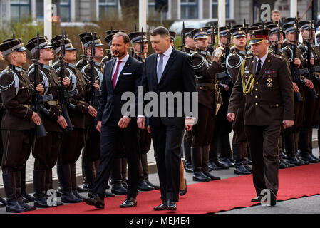 Riga, Lettland. 23 Apr, 2018. . Seine Königliche Hoheit Kronprinz Haakon und Ihre Königliche Hoheit Kronprinzessin Mette-Marit des Königreichs Norwegen, der Republik Lettland. Das Rigaer Schloss. Credit: gints Ivuskans/Alamy leben Nachrichten Stockfoto