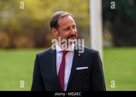 Riga, Lettland. 23 Apr, 2018. . Seine Königliche Hoheit Kronprinz Haakon und Ihre Königliche Hoheit Kronprinzessin Mette-Marit des Königreichs Norwegen, der Republik Lettland. Das Rigaer Schloss. Credit: gints Ivuskans/Alamy leben Nachrichten Stockfoto