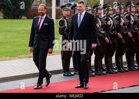 Riga, Lettland. 23 Apr, 2018. . Seine Königliche Hoheit Kronprinz Haakon und Ihre Königliche Hoheit Kronprinzessin Mette-Marit des Königreichs Norwegen, der Republik Lettland. Das Rigaer Schloss. Credit: gints Ivuskans/Alamy leben Nachrichten Stockfoto