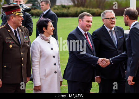 Riga, Lettland. 23 Apr, 2018. . Seine Königliche Hoheit Kronprinz Haakon und Ihre Königliche Hoheit Kronprinzessin Mette-Marit des Königreichs Norwegen, der Republik Lettland. Das Rigaer Schloss. Credit: gints Ivuskans/Alamy leben Nachrichten Stockfoto