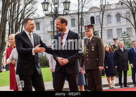 Riga, Lettland. 23 Apr, 2018. . Seine Königliche Hoheit Kronprinz Haakon und Ihre Königliche Hoheit Kronprinzessin Mette-Marit des Königreichs Norwegen, der Republik Lettland. Das Rigaer Schloss. Credit: gints Ivuskans/Alamy leben Nachrichten Stockfoto