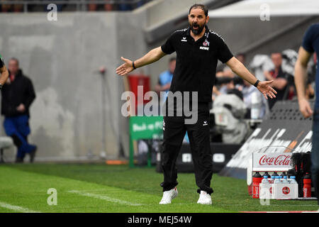 22 April 2018, Deutschland, Köln: Fußball, Bundesliga, 1. FC Köln vs FC Schalke 04, RheinEnergieStadio. Der Kölner Trainer Stefan Ruthenbeck Gesten an der Seitenlinie. Foto: Federico Gambarini/dpa - WICHTIGER HINWEIS: Aufgrund der Deutschen Fußball Liga (DFL) · s Akkreditierungsregeln, Veröffentlichung und Weiterverbreitung im Internet und in online Medien ist während des Spiels zu 15 Bildern pro Spiel beschränkt Stockfoto