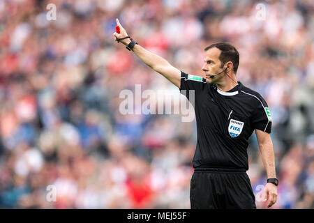 Köln, Deutschland. 22 Apr, 2018. 22 April 2018, Deutschland, Köln: Fußball, Bundesliga, 1. FC Köln vs FC Schalke 04, RheinEnergieStadio. Schiedsrichter Marco Fritz Gesten. Credit: Marius Becker/dpa - WICHTIGER HINWEIS: Aufgrund der Deutschen Fußball Liga (DFL) · s Akkreditierungsregeln, Veröffentlichung und Weiterverbreitung im Internet und in online Medien ist während des Spiels zu 15 Bildern pro Match/dpa/Alamy Leben Nachrichten begrenzt Stockfoto