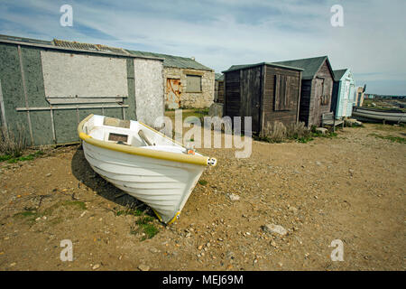 Ein weißes Boot am Ufer von baufälligen Hütten durch die Fischerei Personal verwendet. Stockfoto