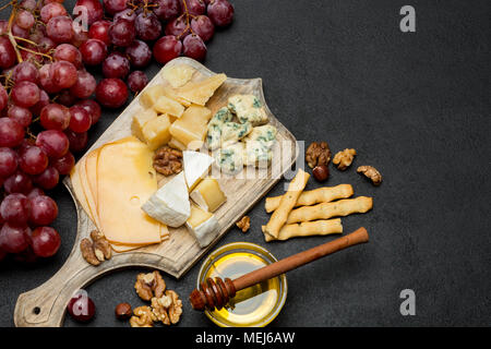 Verschiedene Arten von Käse-Brie, Camembert, Roquefort und Cheddar Stockfoto