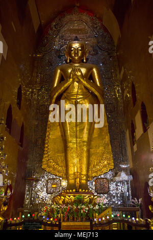 Eine der vier Buddha Statuen ('Kakusandha', mit Blick nach Norden) innerhalb des "Ananda Tempel'. Bagan, Myanmar (Birma). Stockfoto