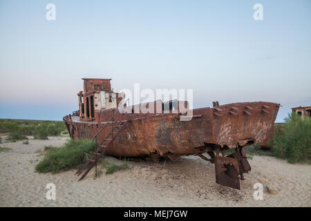 Farbbild eines gestrandeten Schiff am ehemaligen Ufer des Aralsees in Moynaq, Usbekistan. Stockfoto