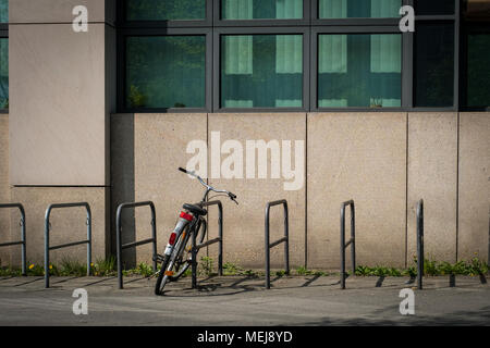 Ein Fahrrad auf dem Fahrrad stehen auf der Straße gesperrt Bike Outdoor Stockfoto