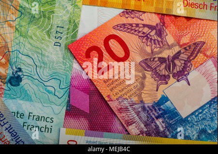 Schweizer Banknoten - eine Sammlung von alten und neuen 20 Noten. Bargeld. Stockfoto