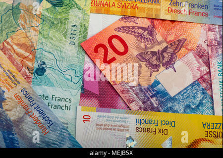 Schweizer Banknoten - eine Sammlung von alten und neuen 20 Noten. Bargeld. Stockfoto