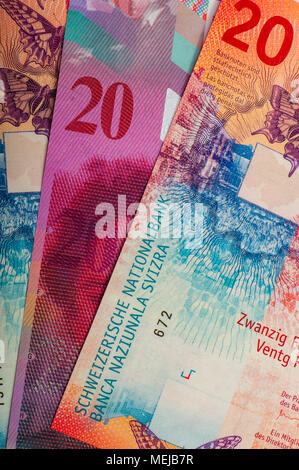 Schweizer Banknoten - eine Sammlung von alten und neuen 20 Noten. Bargeld. Stockfoto