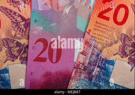 Schweizer Banknoten - eine Sammlung von alten und neuen 20 Noten. Bargeld. Stockfoto