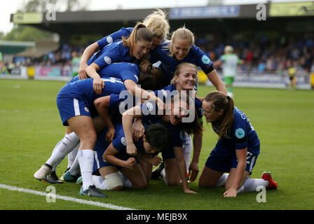 Chelsea Ladies' Ji So-Yun (Mitte unten) zählende feiert ihr erstes Ziel des Spiels mit Teamkollegen während der UEFA Champions League, Halbfinale Hinspiel match Im Cherry Red Records Stadium, Kingston. Stockfoto