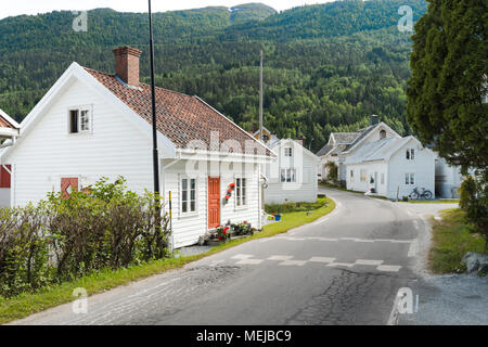 Streetview und Häuser des kleinen Dorfes Solvorn, Norwegen, Lustrafjorden, Seite Zweig der Sognefjorden, Sogn og Fjordane county Stockfoto
