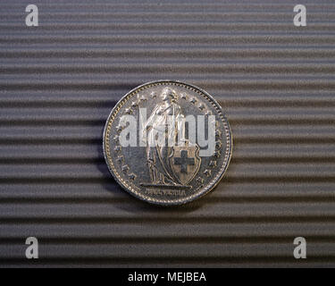 Schweizer Medaille ist zwei Franken auf grauem Hintergrund. Stockfoto