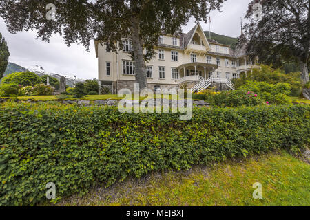 Historisches Hotel in Sogndal Mundal, Fjaerlandsfjorden, Norwegen, Sognefjorden, alte klassische Hotel liegt wunderschön in der Nähe des Jostedalsbreen entfernt Stockfoto