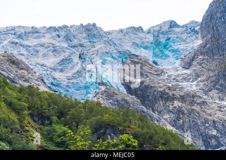 Gletscher Supphellebreen, Teil des Jostedalsbreen Nationalpark, Norwegen, in der Nähe von Sogndal, blau schimmerndes Gletschereis in der rauen Bergwelt Stockfoto