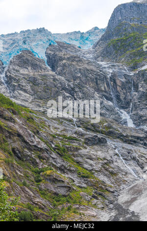 Gletscher Supphellebreen, Teil des Jostedalsbreen Nationalpark, Norwegen, in der Nähe von Sogndal, beeindruckende Eismasse über der Klippe Stockfoto