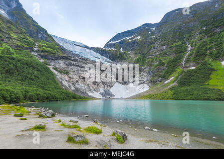 Gletscher Boyabreen, Teil des Jostedalsbreen Nationalpark, Norwegen, in der Nähe von Sogndal, die Bergwelt und den See mit türkisfarbenem Wasser Stockfoto