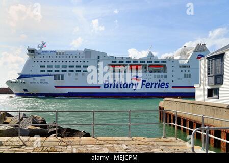 Die Bretagne Fähre "Mont St. Michel" Segeln von Portsmouth Harbour, Hampshire England Großbritannien Stockfoto