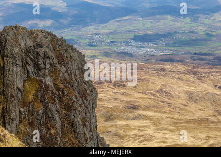 Auf der Suche nach unten auf der North Wales Stadt Dolgellau vom Gipfel des Mynydd Moel auf der Cadair Idris massiv, Snowdonia Stockfoto