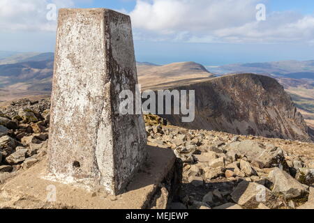 Eine Entfernung der Stege über die Gipfel des Cyfrwy und Tyrrau Mawr vom Gipfel des Cadair Idris, Snowdonia Stockfoto