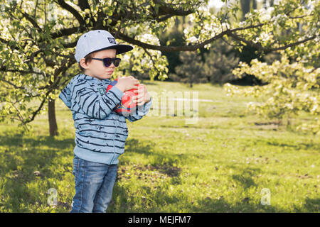 Lustige glücklichen kleinen Kind Junge von 3 Spielen im Feld, im Freien. Aktive Freizeit und Lifestyle mit kleinem Kind. Stockfoto