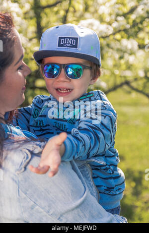 Lustige glücklichen kleinen Kind Junge von 3 Spielen im Feld, im Freien. Aktive Freizeit und Lifestyle mit kleinem Kind. Stockfoto