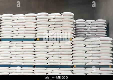 Futtermittel Tasche essen Palettensystem Stapeln in smart Industry Warehouse Fabrik. Landwirtschaftliche Konzept. Stockfoto