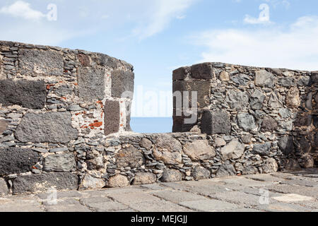 Stadtmauer von der Burg Santa Catalina. Das Schloss ist in Santa Cruz auf der spanischen Insel La Palma. Stockfoto